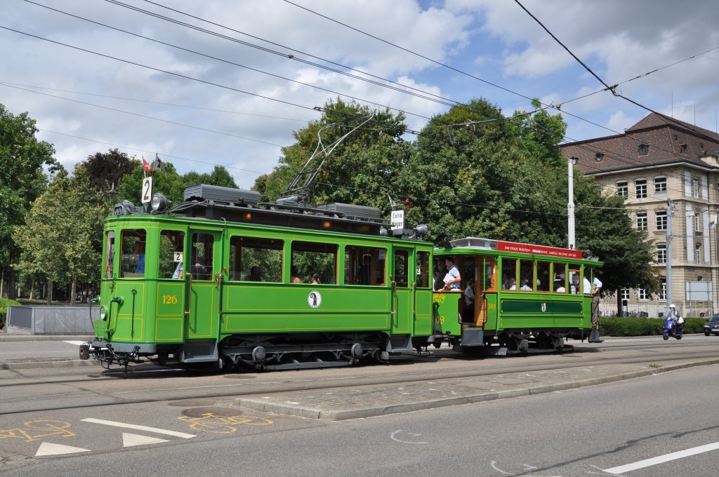 Am Familientag der Fondation Beyeler fuhren diverse Oldtimerzge auf der Linie 2. Zum Bahnhof SBB fhrt der Zug mit dem Be 2/2 126 und dem B2 309. 

