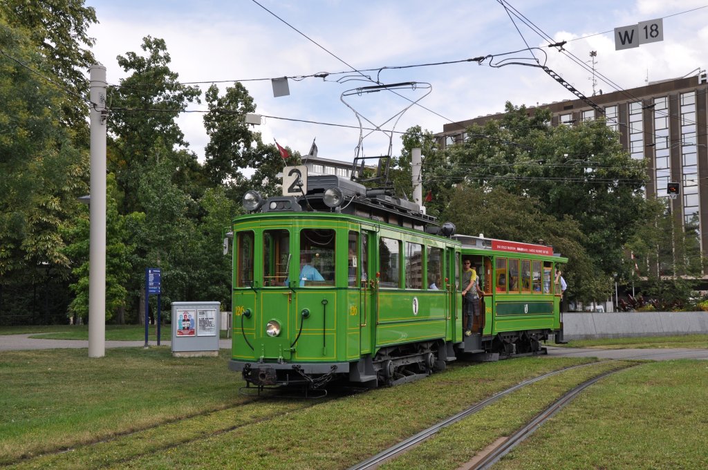 Am Familientag der Fondation Beyeler fuhren diverse Oldtimerzge auf der Linie 2. Vom Bahnhof SBB fhrt der Zug mit dem Be 2/2 126 und dem B2 309 Richtung Haltestelle Kirschgarten. 