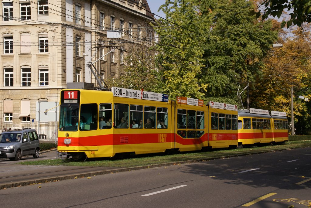 Be 4/8 mit der Betriebsnummer 210 und der Dwag Be 4/6 135 (ex BVB 635) fahren zum Bahnhof SBB.
