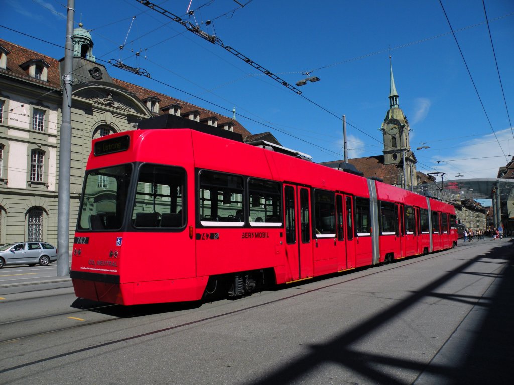 Combino mit der Betriebsnummer 742 auf der Linie 5 fhrt Richtung Hauptbahnhof in Bern.