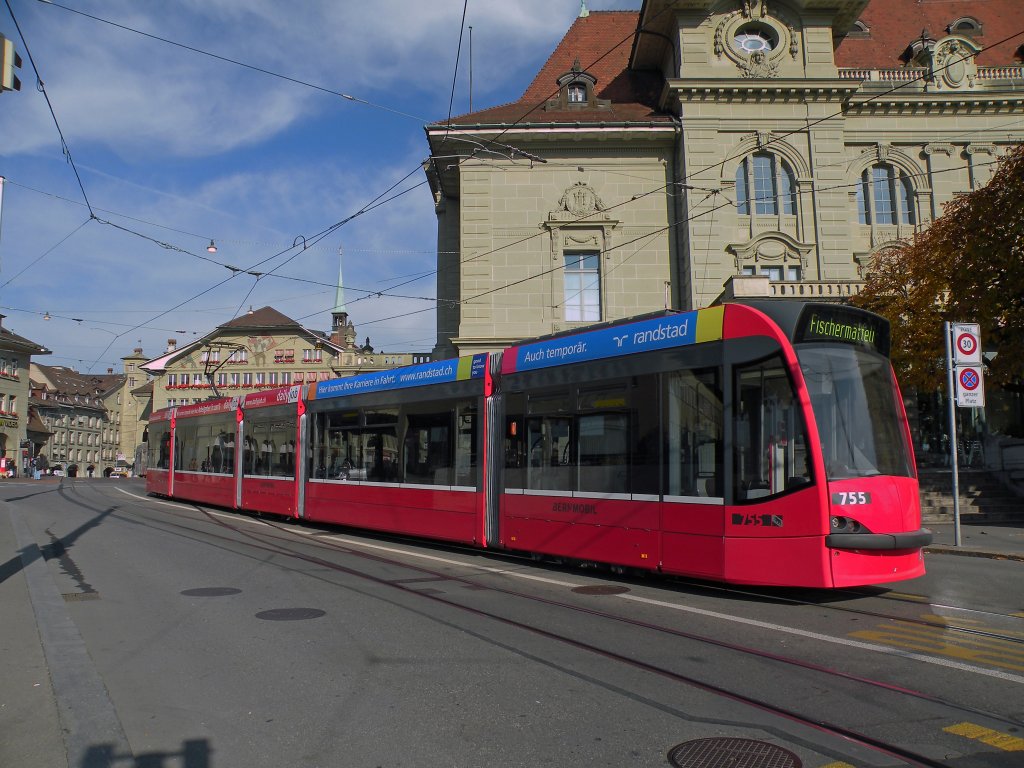 Combino mit der Betriebsnummer 755 auf der Linie 5 fhrt zur Haltestelle Casinoplatz in Bern.