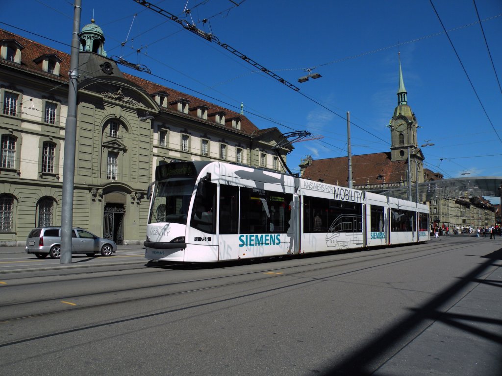 Combino mit der Betriebsnummer 756 und der Simens Vollwerbung auf der Linie 3 fhrt zum Bubenbergplatz.