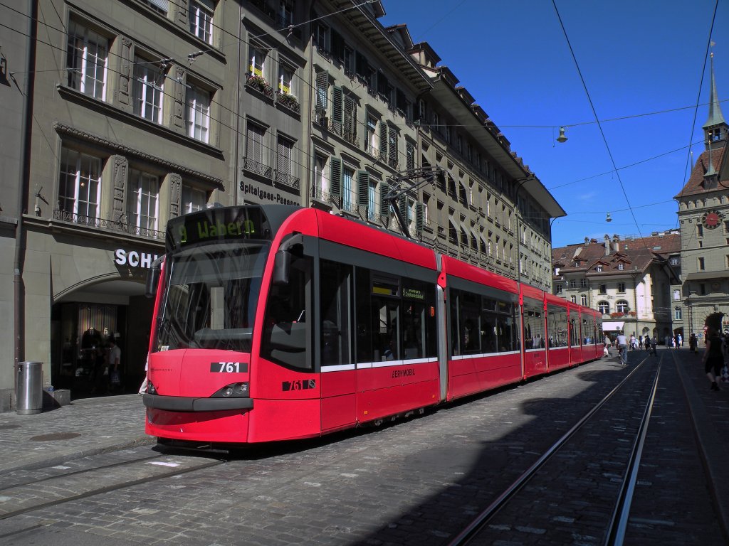 Combino mit der Betriebsnummer 761 auf der Linie 9 nach Wabern beim Kfigturm in Bern.