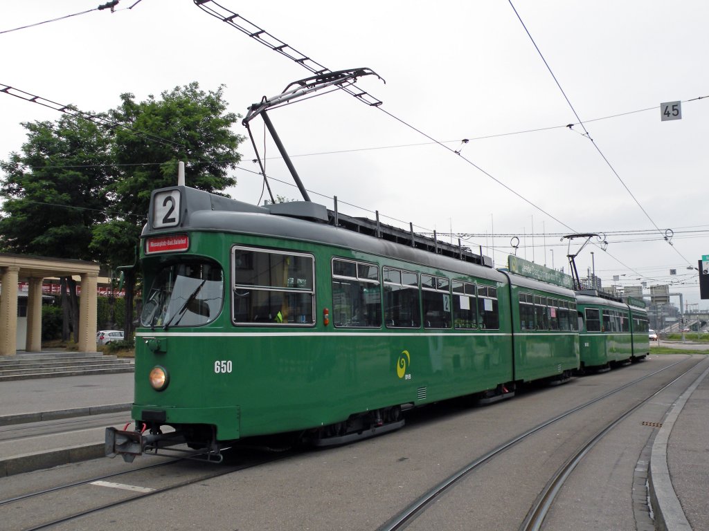 Dwag Dpooeltraktion mit den Wagen 650 an der Spitze und dem Wagen 646 als Zweitwagen an der Haltestelle am Badischen Bahnhof auf der Linie 2.