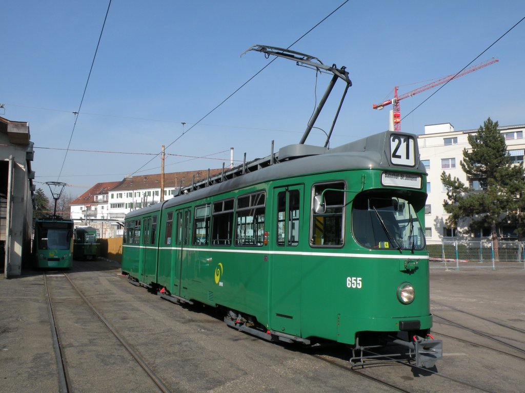 Dwag mit der Betriebsnummer 655 vor einem Einsatz auf der Linie 21 auf dem Hof des Depots Wiesenplatz.