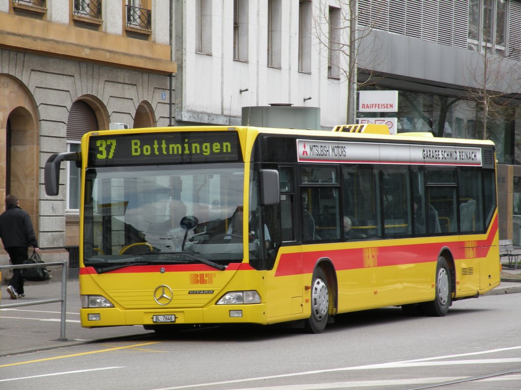 Mercedes Citaro mit der Betriebsnummer 33 am Aeschenplatz auf der Linie 37.