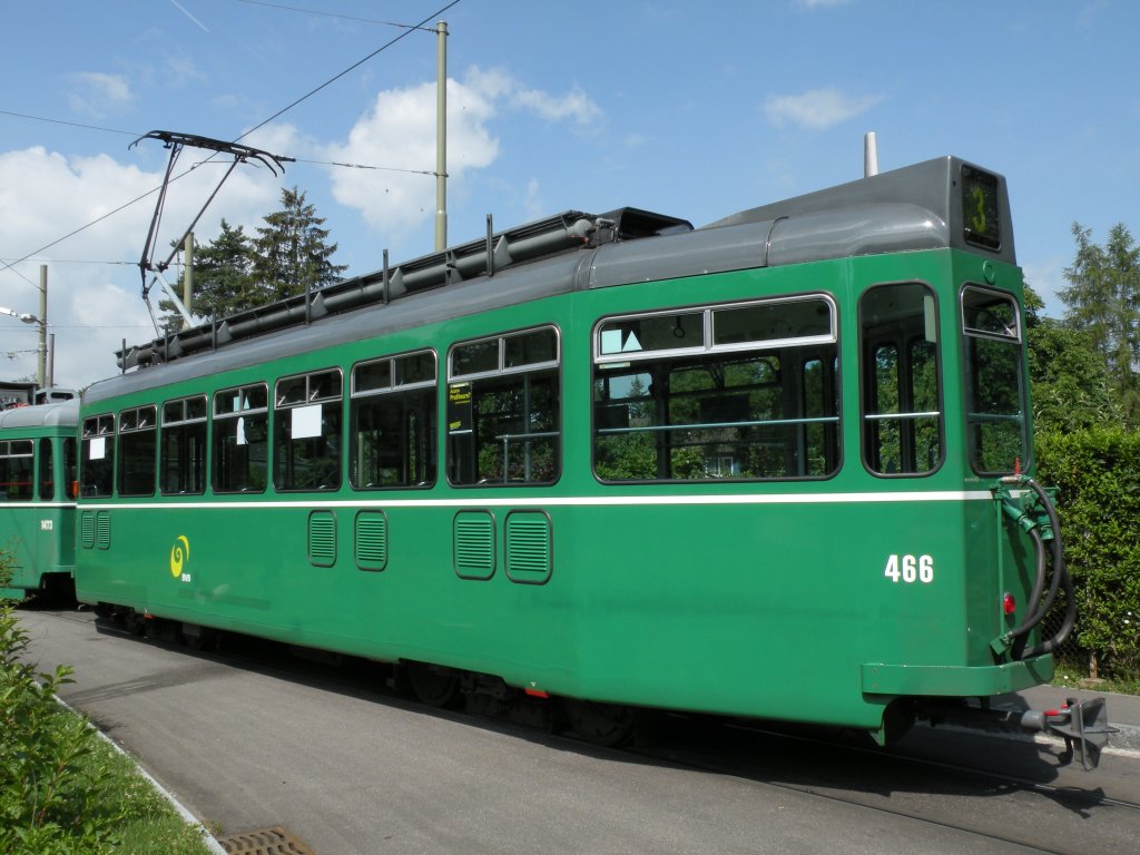 Motorwagen 466 an der Endstation Birsfelden Hard auf der Linie 3. Die Be 4/4 466 - 476 werden in den Zgen immer am Schluss angehngt.
