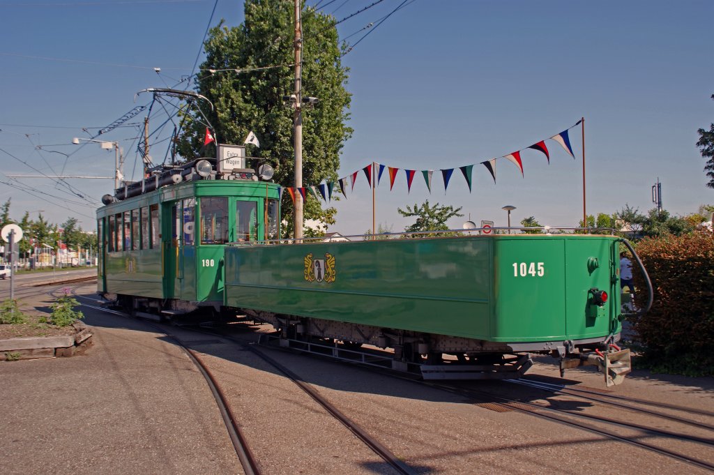 Oldtimertramzug bestehend aus dem Be 2/2 190 und dem B2 1045  Badwnnli  steht vor dem Depot Dreispitz fr eine Extrafahrt bereit. 