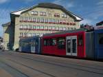 Neuer roter Niederflurteil am Be 4/10 mit der Betriebsnummer 82 der RBS an der Endhaltestelle Casinoplatz in Bern.