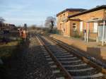 Das Bahnhofsgeb�ude mit dem alten Bahnsteig in Kichscheidungen.