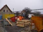 Ein Bauarbeiter beim Fertigen einer Schalung f�r ein Fundament F�R den neuen Bahnsteig in Kirchscheidungen; 13.01.2012