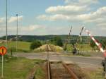Der Bahn�bergang der B180 in Kleinjena, der durch den Abzweig nach Gro�jena mit 4 Schranken gesichert wird; 24.06.2002 (Foto: Herbert Graf)